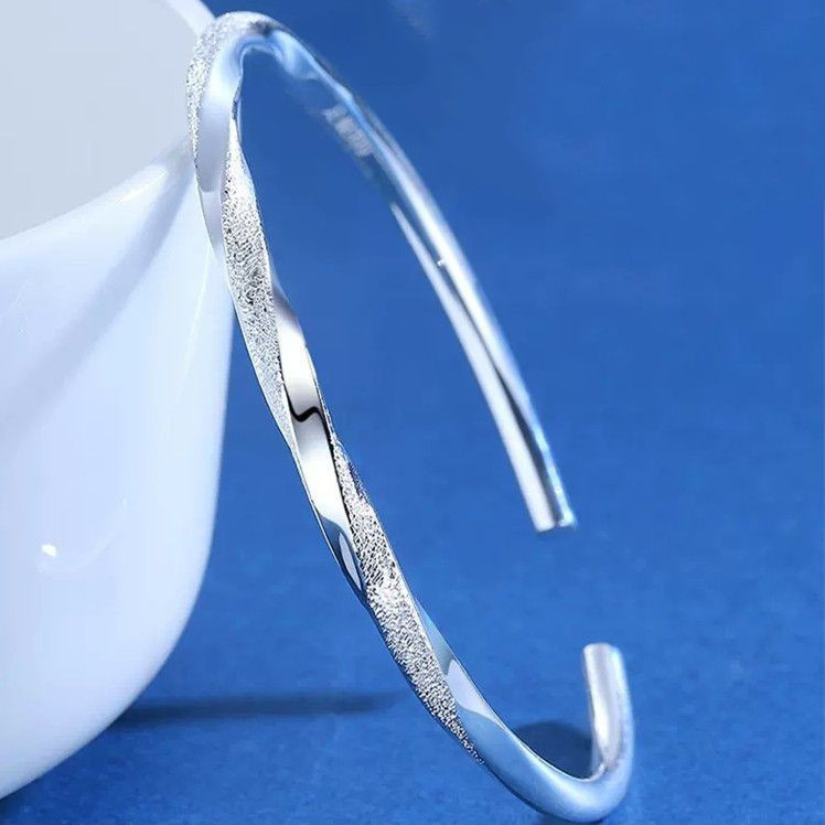 2023 Cruz-frontera de los hombres tejidos giro pulsera personalizada colección nueva europea y americana retro pulsera abierta al por mayor