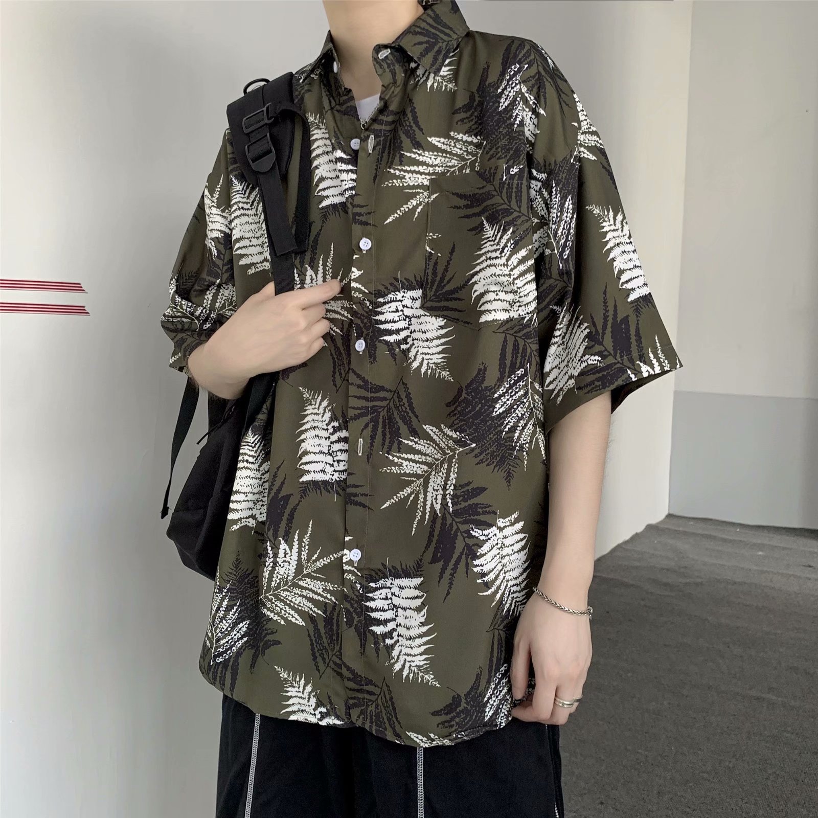 Estilo japonés retro floral camisa de manga corta de los hombres estilo coreano moda fresco todo partido guapo media manga hawaiana camisa de moda