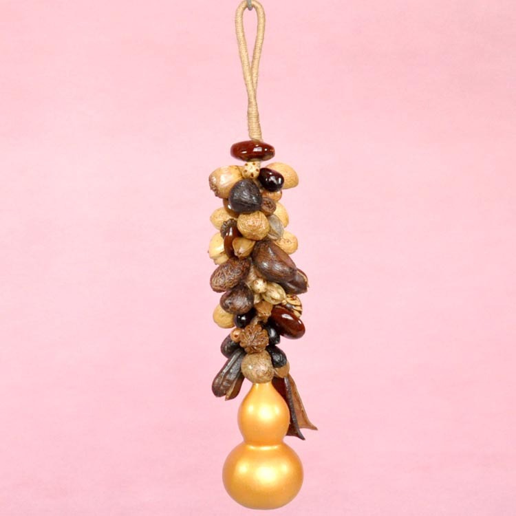 Gourd strings, wild fruit strings, and other decorative items for home, hotel, bar, tea room, farmhouse, and inn.