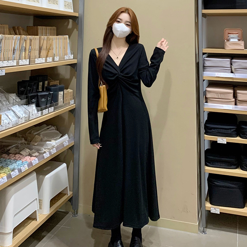 大きいサイズのフランスのワンピースの女性の秋はやせています。vネックは底の小さい黒いスカートを打ちます。|undefined