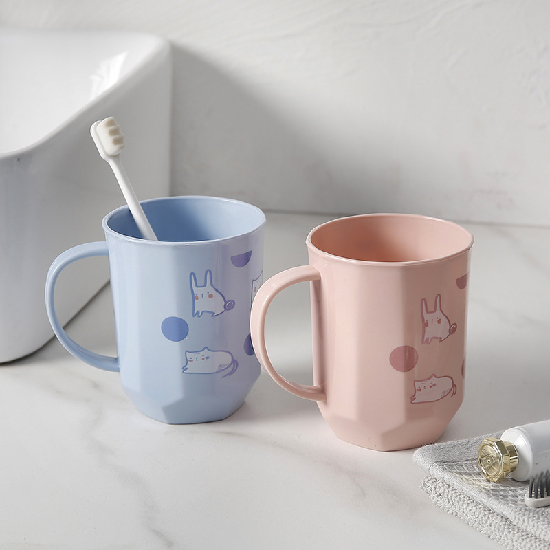 プラスチックうがいコップは子供の歯を磨くコップです。