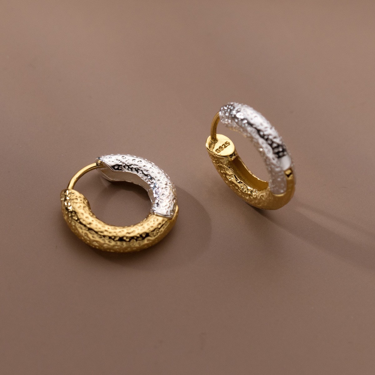 Moda europea y americana de dos colores pendientes de plata cóncavo-convexa textura hebilla de oreja ins oro y plata contraste color diseño temperamento oreja joyería