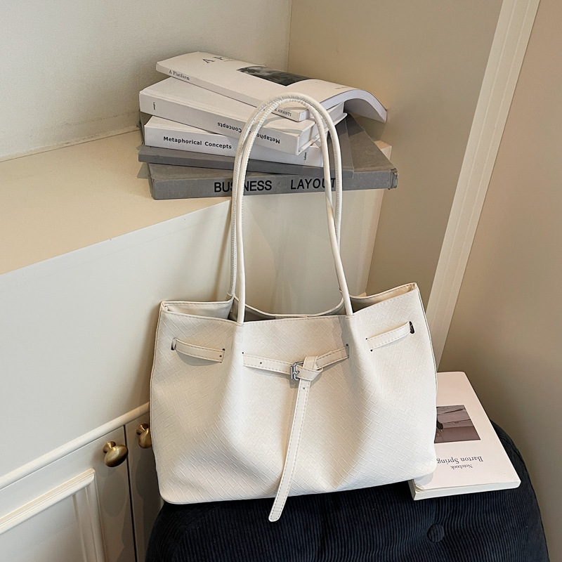 Bolsa de hombro simple y casual 2025, otoño y invierno, nuevo estilo de moda portátil de gran capacidad, bolsa de cubo de transporte de mano