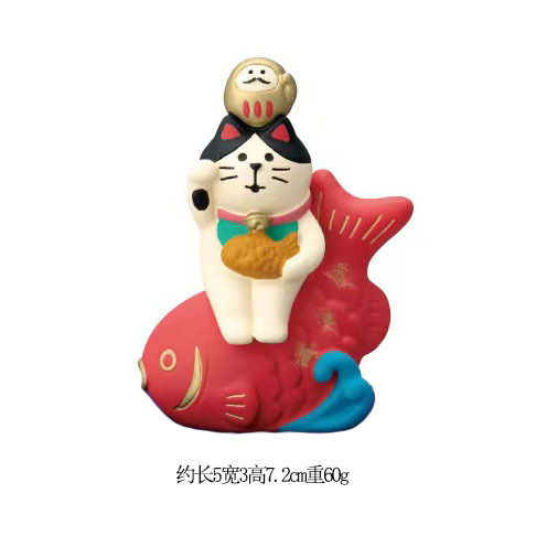 잉어 위에 앉아 있는 삼색 고양이 행운의 고양이