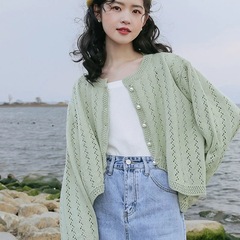 パールボタンの薄いタイプの透かし彫りのニットの短いタイプの女性の春秋のフランス式の甘い年齢の小さいシャツの女性の大衆の高級感