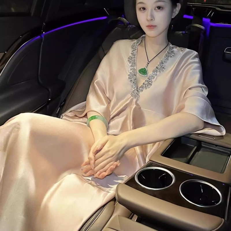 高级感水钻深V领气质名媛纯色连衣裙25新款贵气优雅时髦法式裙|undefined