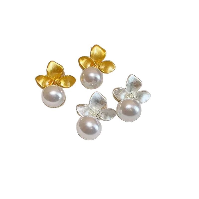 Diseño especial de pendientes de plata esterlina de flores de tres pétalos, pendientes de temperamento ligero de lujo de alta calidad, perlas de joyería universal para mujeres
