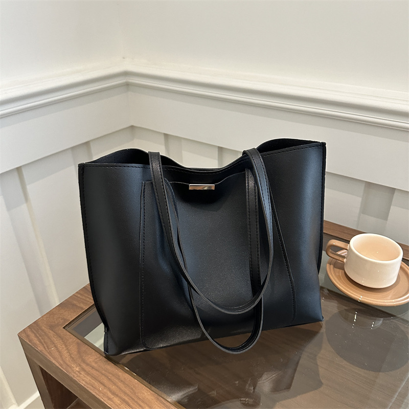 2024 otoño y invierno alta sensación de bolso de transporte de gran capacidad popular este año bolso de hombro de nicho retro bolso de tote