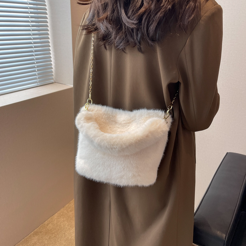 Bolso de peluche de mujeres otoño y invierno 2025 nuevo lindo bolso de cubo de mano bolso de lana de moda simple cadena mochila