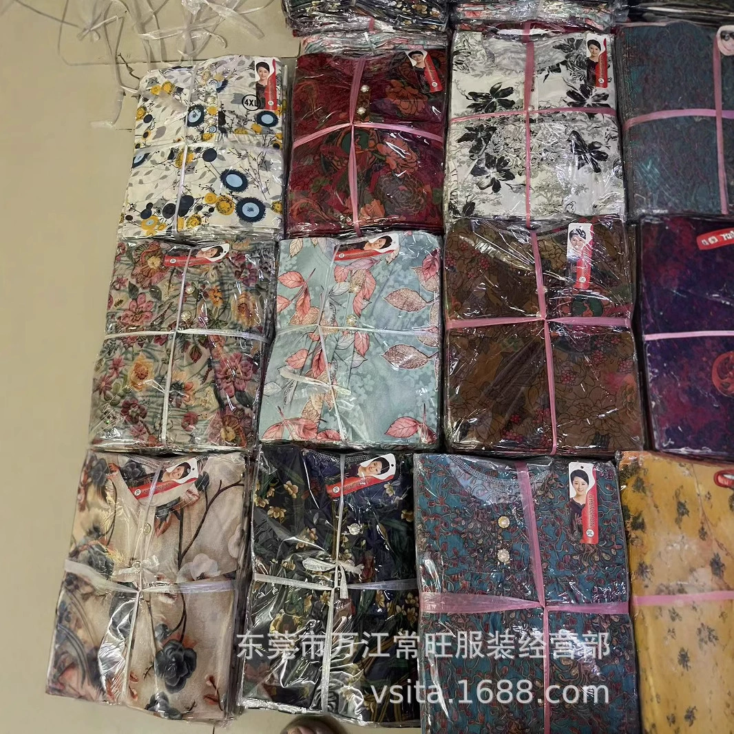 Женщины среднего и пожилого возраста одеваются в футболки с короткими рукавами со льдом