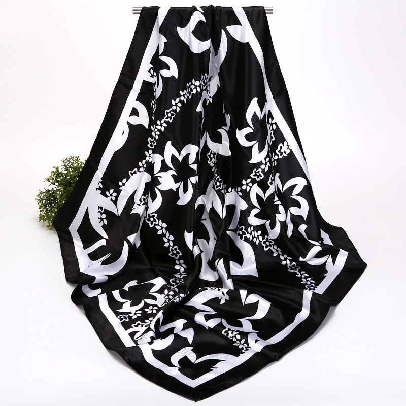 Foulard in seta minimalista bianco e nero accessorio lusso donna_voghion.com