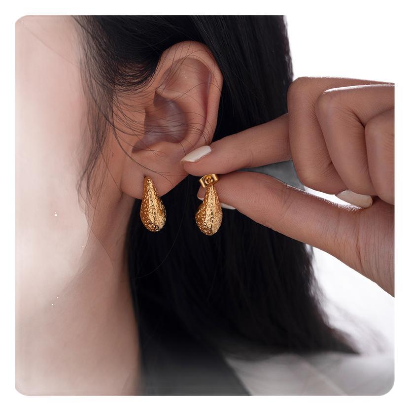 Tina transfronteriza 18K golpes de oro peras de gota de agua pendientes de moda femenina temperamento retro auriculares de acero inoxidable