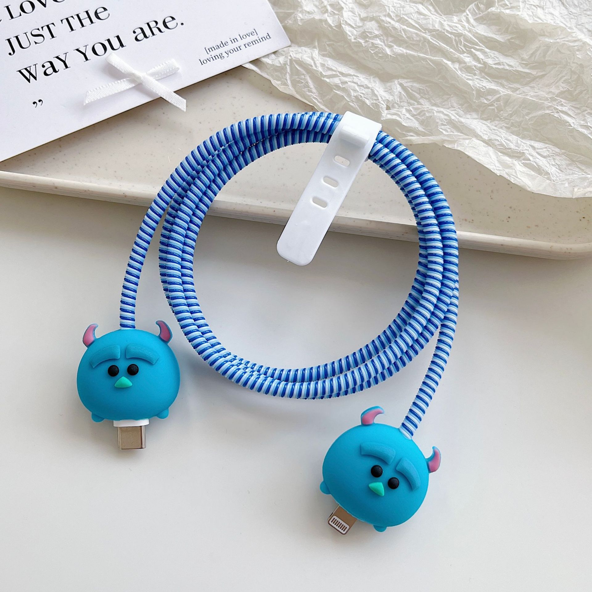 Amazon cartoon cable de datos cubierta adecuada para Apple Android cable de datos de carga rápida cuatro piezas en stock al por mayor