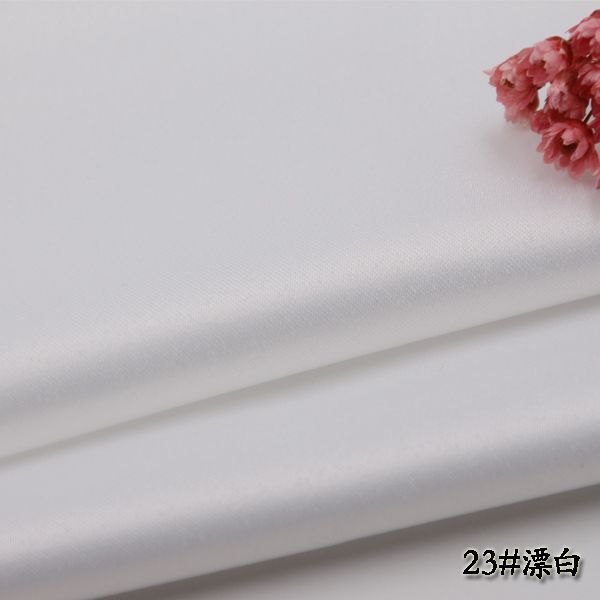 厚手のつや消しサテン生地の高級服のウェディングドレス|undefined