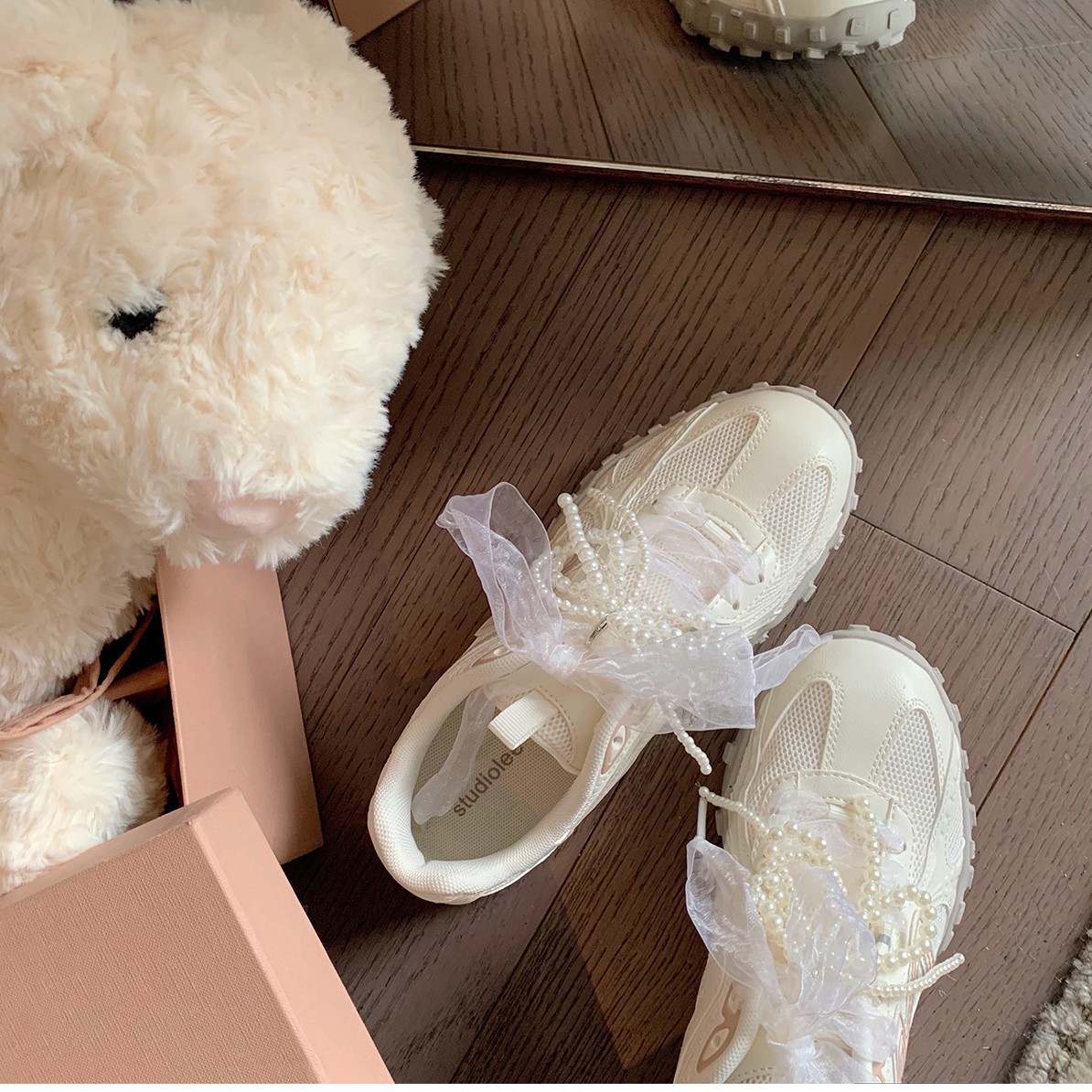 Versión de piel de vaca de la uva de la misma luz de la luna QiMeng redujo la edad de la perla arco de lazos casuales zapatos de entrenamiento de mujeres