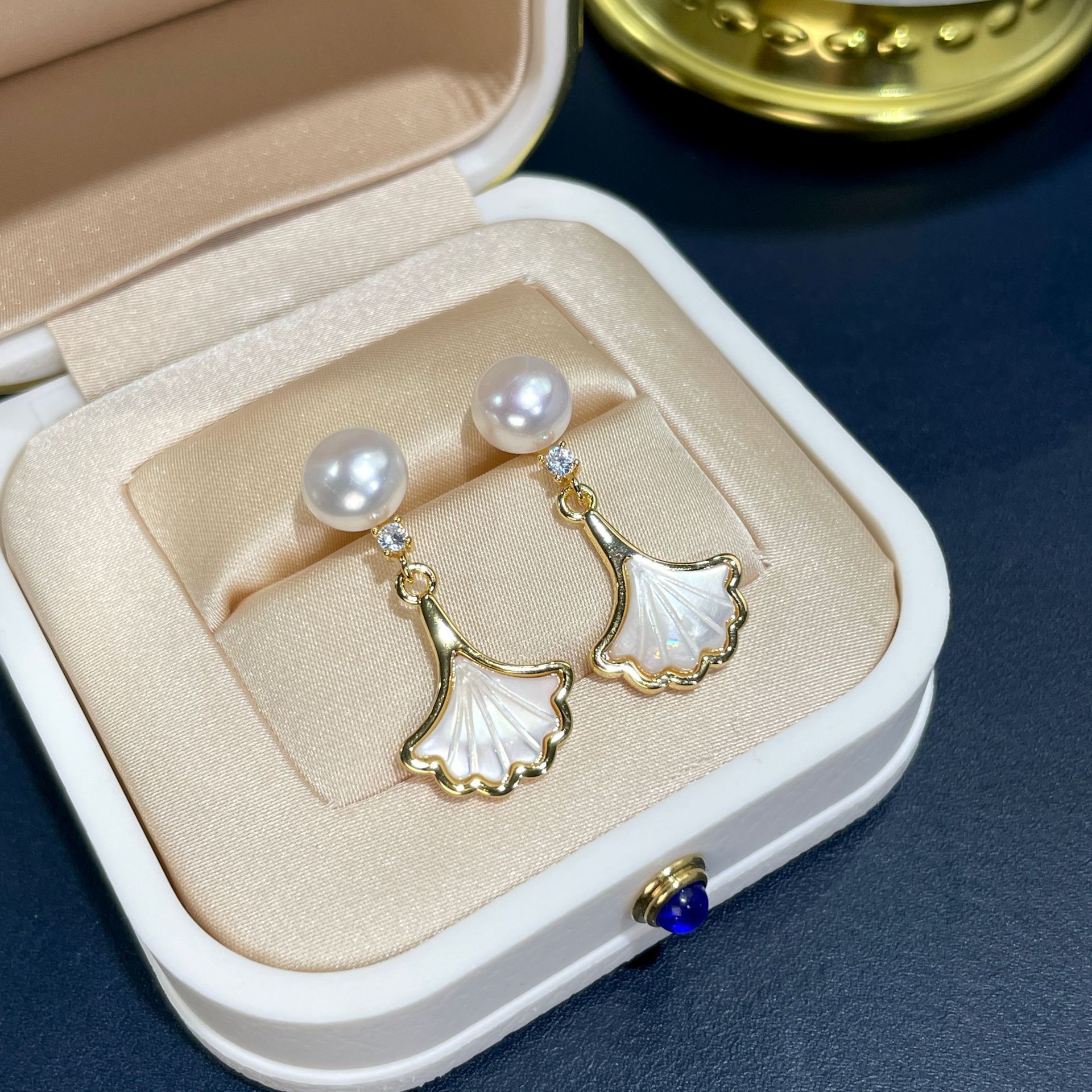 Organic retro earrings from pearl