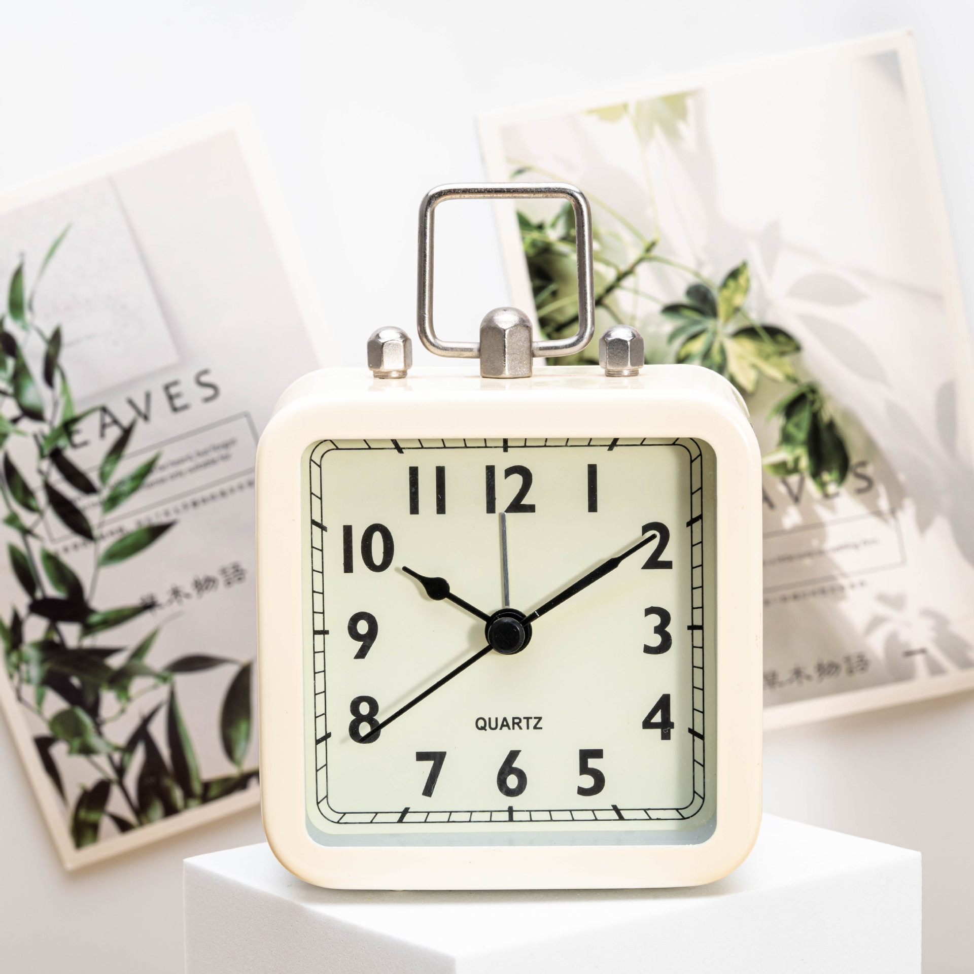 Directo de fábrica de moda simple cuadrado de plástico retro pequeño reloj de alarma dormitorio de noche mudo despertador electrónico