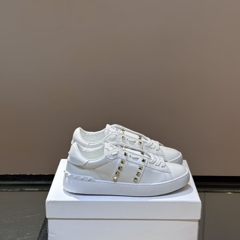 Guangzhou 2026 New V-Style European and American Genuine Leather Flat Versatile White Sneakers Casual Sports Studded Fashion Men's Trendy Shoes