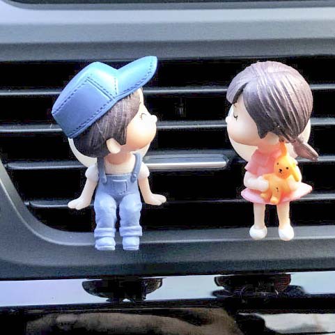 Adornos de coche de celebridades de Internet al por mayor accesorios de coche lindo beso pareja muñeca decoración de coche eléctrico