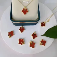 18K золото кулон красный кленовый лист кулон инкрустированные Изумрудным драгоценным камнем цепочка на ключицу кулон День матери для мамы и подруги
