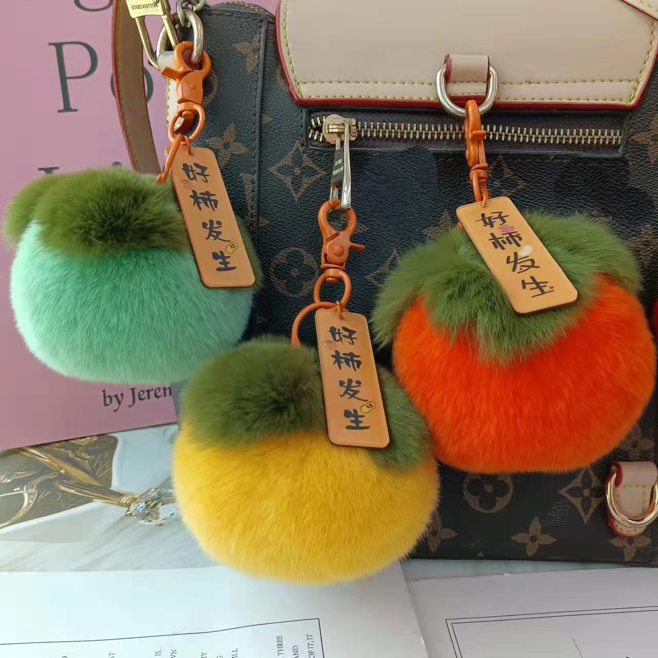 Imitación de piel de conejo Rex buena cosa sucedió Caqui colgante de peluche bola llavero bolsa de joyería teléfono móvil adornos hechos a mano de piel