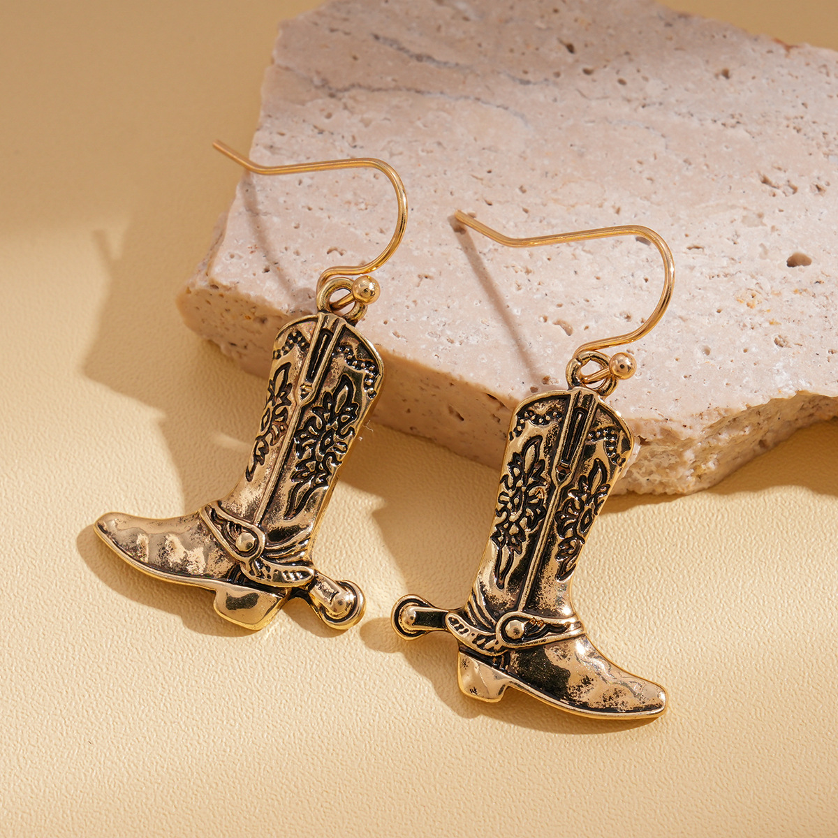 Europa y los Estados Unidos retro hacer viejas botas tallado gancho de orejas metal personalidad pendientes transfronterizos nicho de alto nivel sensación de orejas únicas