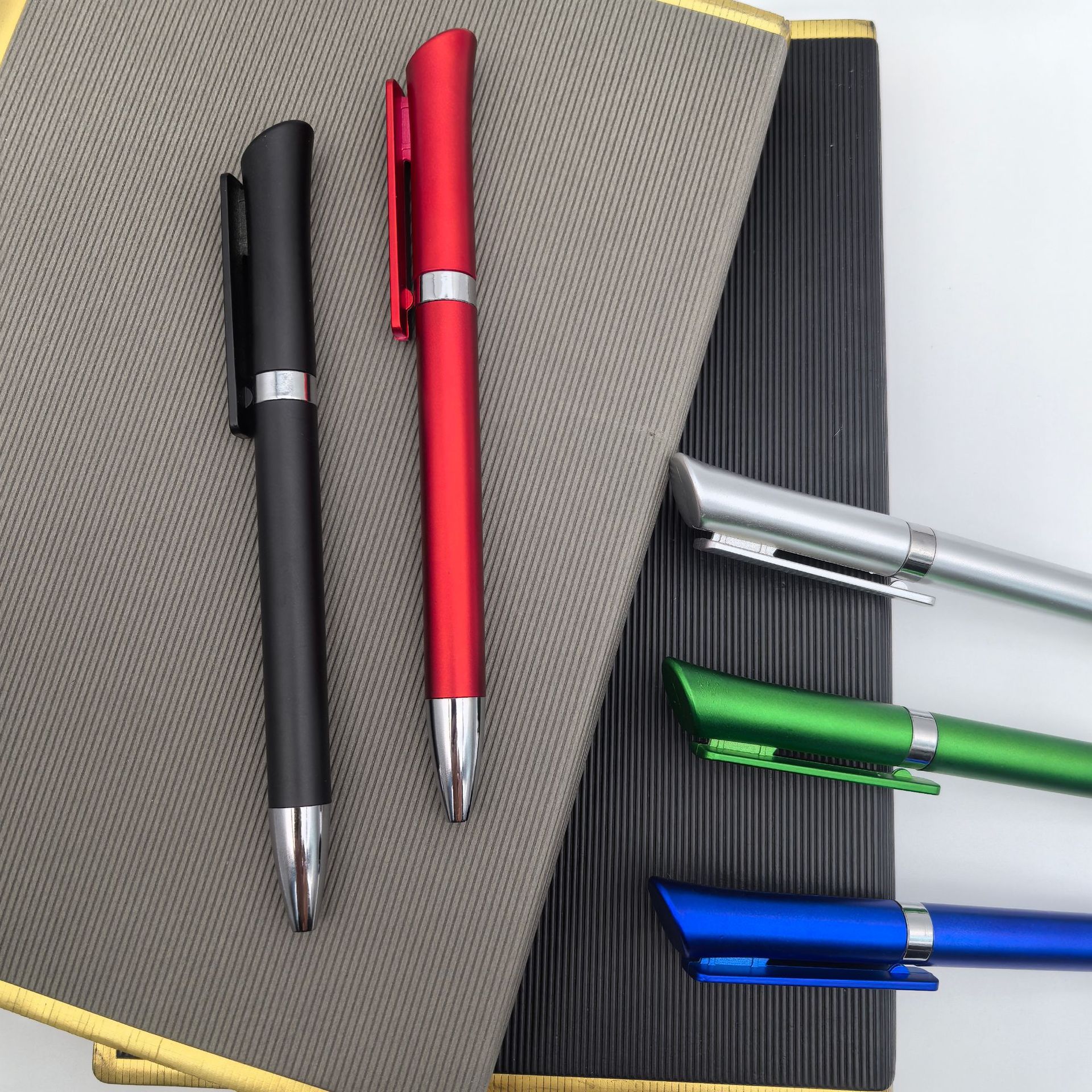 Bolígrafo publicitario personalizado, poste de pintura en aerosol, bolígrafo retorcido de plástico, portalápices grandes, bolígrafo promocional, bolígrafo giratorio