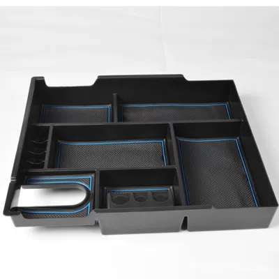 Toyota Tundra Crewmax: Armrest box