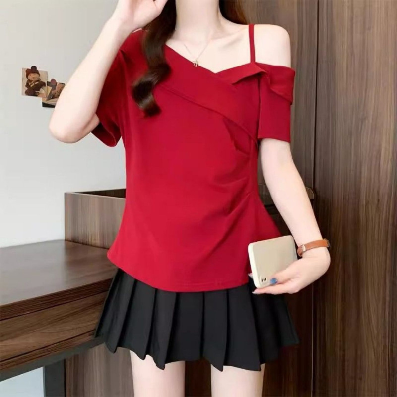 Plus-Size Women's Red Design-Inspired Asymmetrical Neckline Lace Off-Shoulder Short-Sleeve T-Shirt, New Style for Curvy Women, Cinched Waist, Super Slimming Top