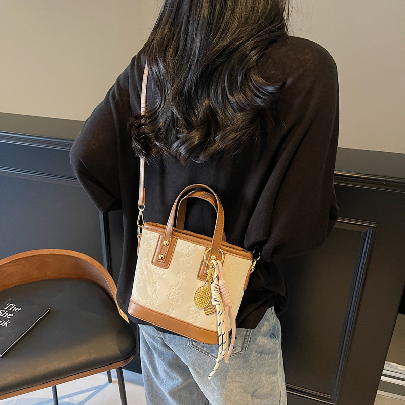 Bolso de mano/bucket bag de moda coreana 2025 para mujer, diseño con relieve, textura de alta gama, versátil, también cruzado