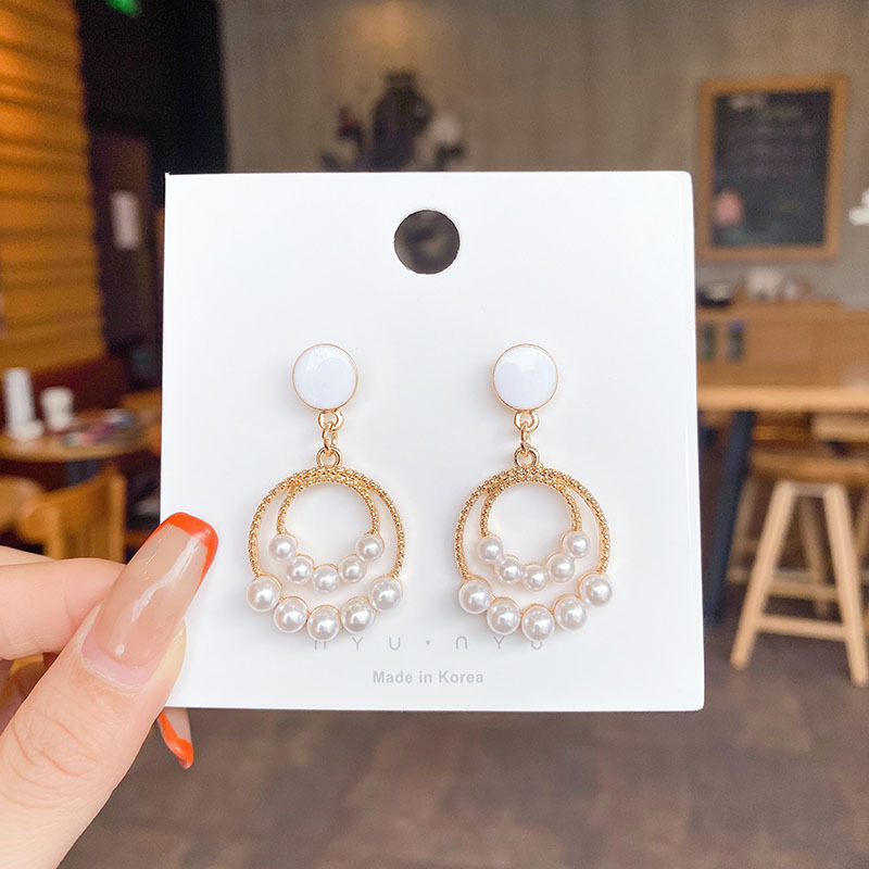 Luz de lujo de alto nivel nicho de diseño femenino sensación de aretes de bordilla temperamento perla asimetría joyería perla al por mayor