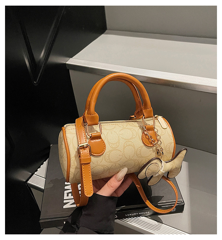The 2025 summer new small handbag for women, the Boston bag, is casual, versatile, elegant, and has a high level of appearance. It is a trendy hand-held crossbody bag full figure