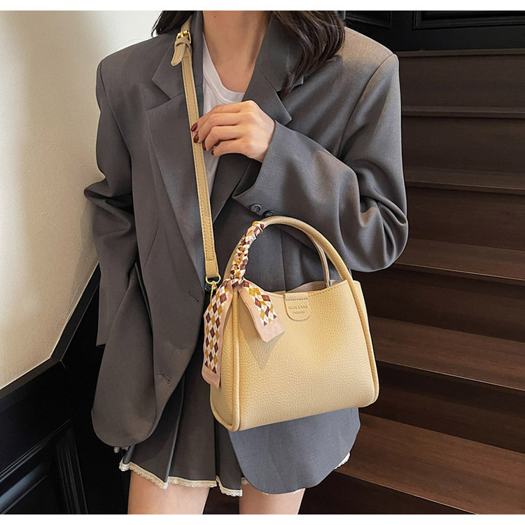 This year, the popular hand-held bucket bag for women in 2025 is a new, fashionable and simple single-shoulder small handbag that is versatile for commuting undefined