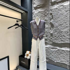 2025早春学院风爱心简约修身V领撞线边针织开衫马甲背心女