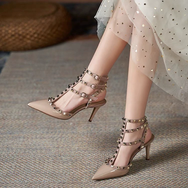 Женские туфли-лодочки 2025 года, новые модели, с заостренным носком, на тонком каблуке, с ремешком на щиколотке, бежевые, с декоративными заклепками, модные однотонные туфли.