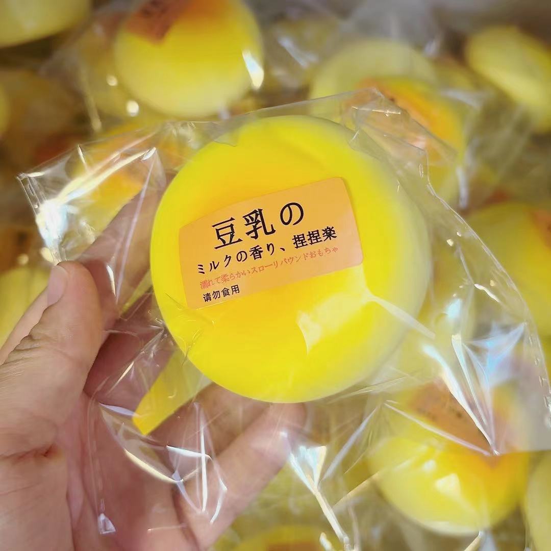 부드러운 두유빵 1개의 느린 반동