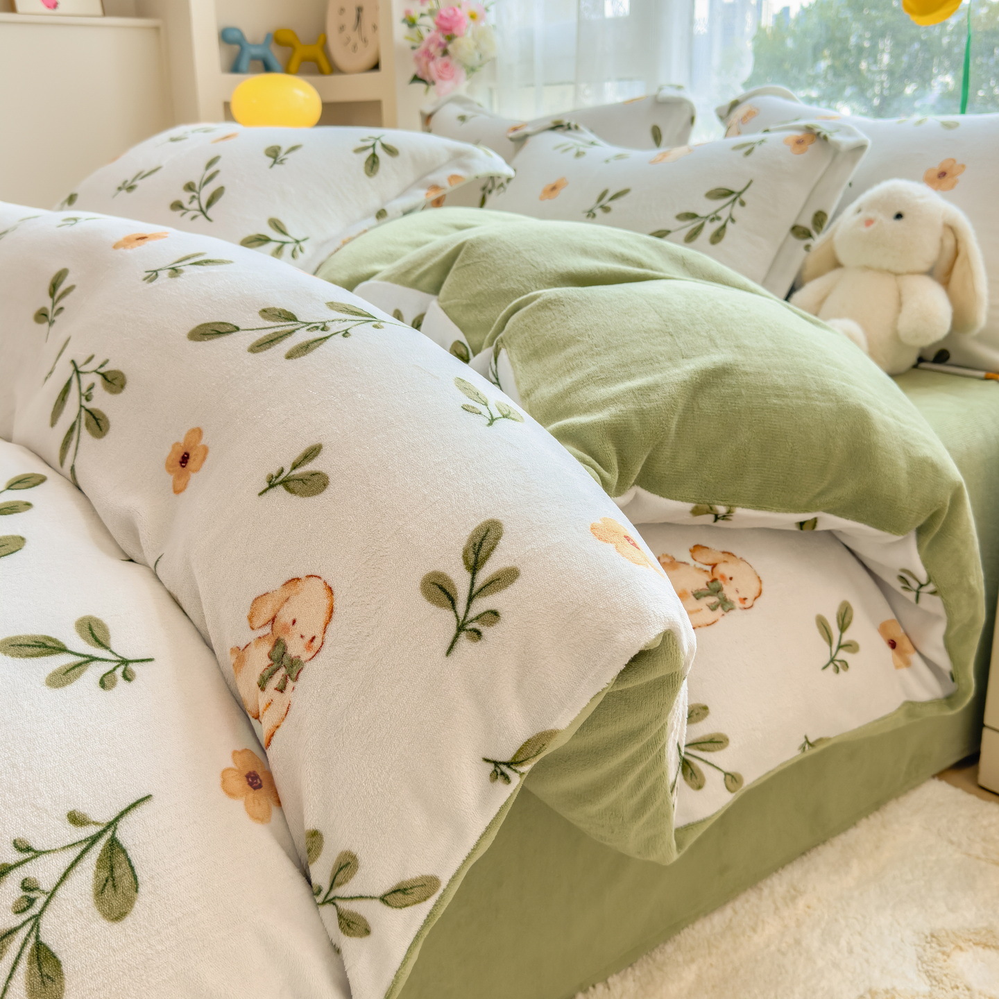 Invierno engrosado cama de seda de leche de cuatro piezas de seda de coral sábanas de seda de bebé cubierta de seda de calor y seda de tres piezas