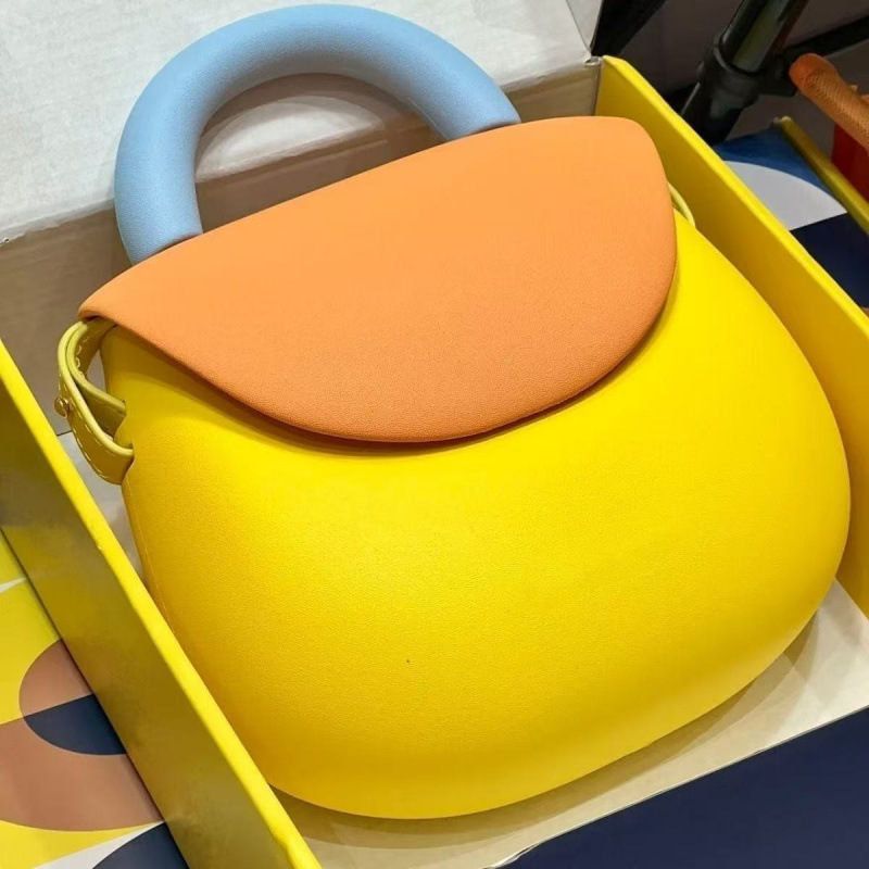 新商品のヒョウタンの手提げ包みが可愛いです。学生が外出します。|undefined