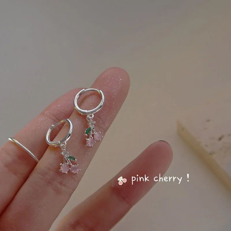 Pequeños pendientes de cereza de la niña 2023 nuevo nicho de diseño de alto nivel de energía de hadas para cultivar pendientes de agujeros de orejas