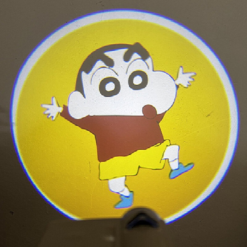 かわいい電気自動車のオートバイのプロジェクターはいつも車の投影灯の静的な漫画の迎賓灯の電気自動車のテールランプを点灯します。|undefined