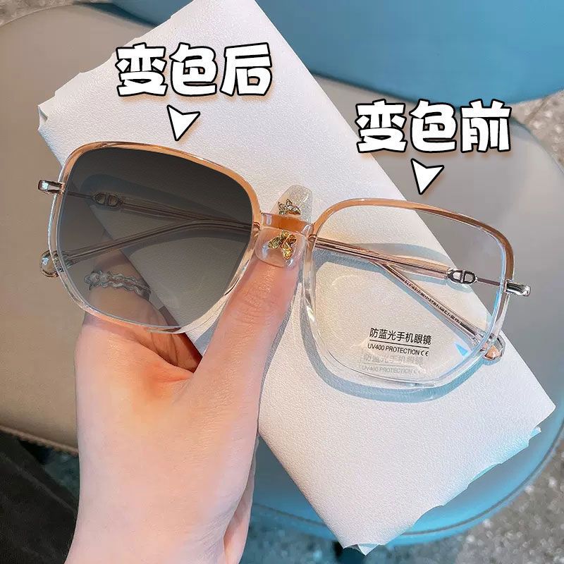 Gafas de presbiterias que cambian de color ultraligeras para mujeres de mediana edad y ancianas, versión coreana blanca de todo fósforo sin maquillaje, marco de ojo de marco grande suave y de cara alta