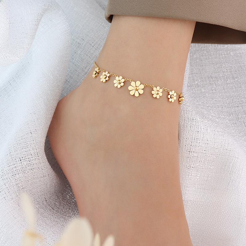 Japanese and Korean-inspired Ins-style chrysanthemum petal anklet, versatile accessory chain made of titanium steel, 18K gold-plated, genuine gold anklet jewelry