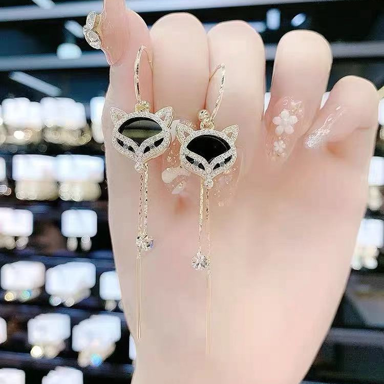 Fashionable black elegant earrings