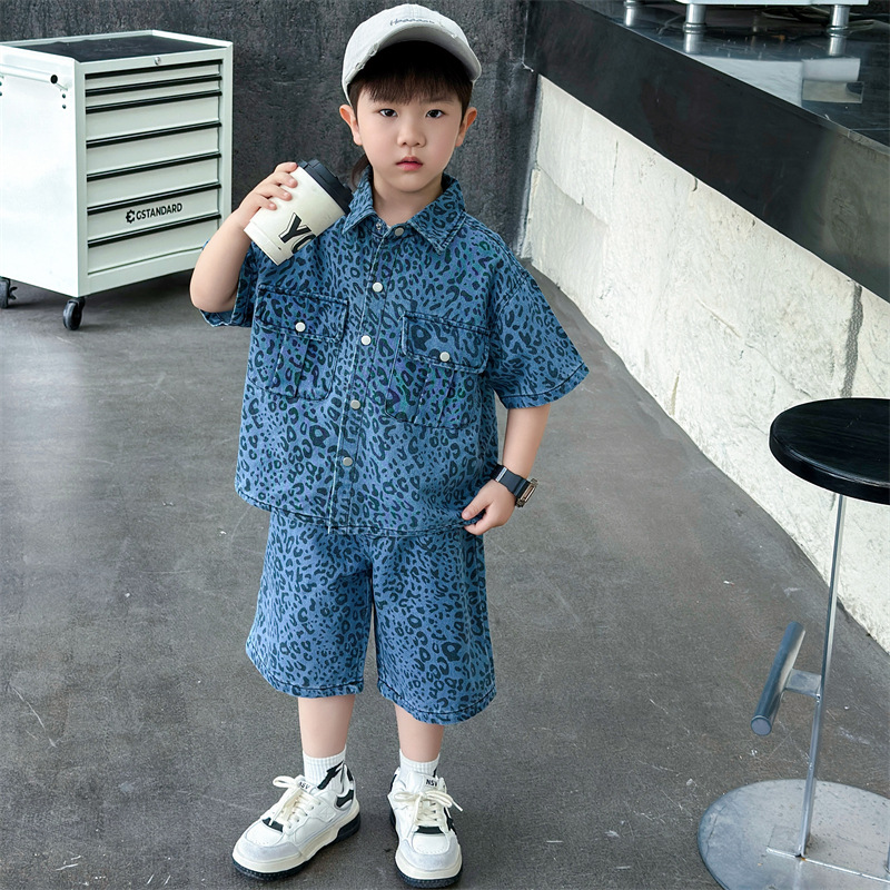 7425 ropa para niños traje de mezclilla de manga corta para niños verano 2025 nuevo traje de dos piezas de camisa con estampado de leopardo de celebridades de Internet de verano