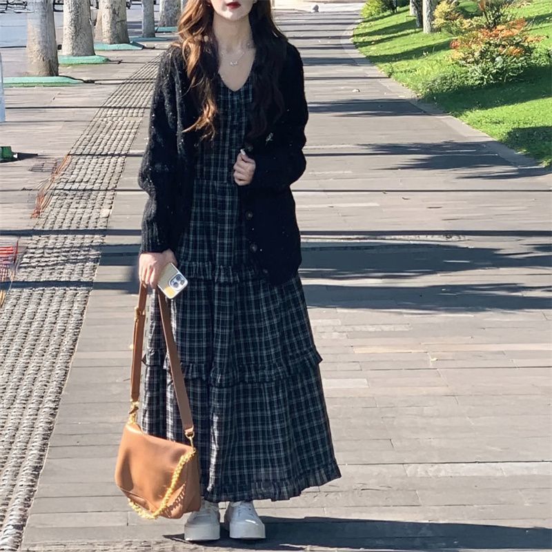 2025秋季新款一整套穿搭宽松格纹高腰连衣裙女+黑色针织开衫毛衣|undefined