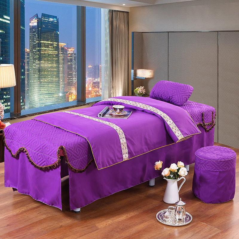 검은색 레이스와 보편적인 짙은 보라색으로 둘러싸여 있습니다.