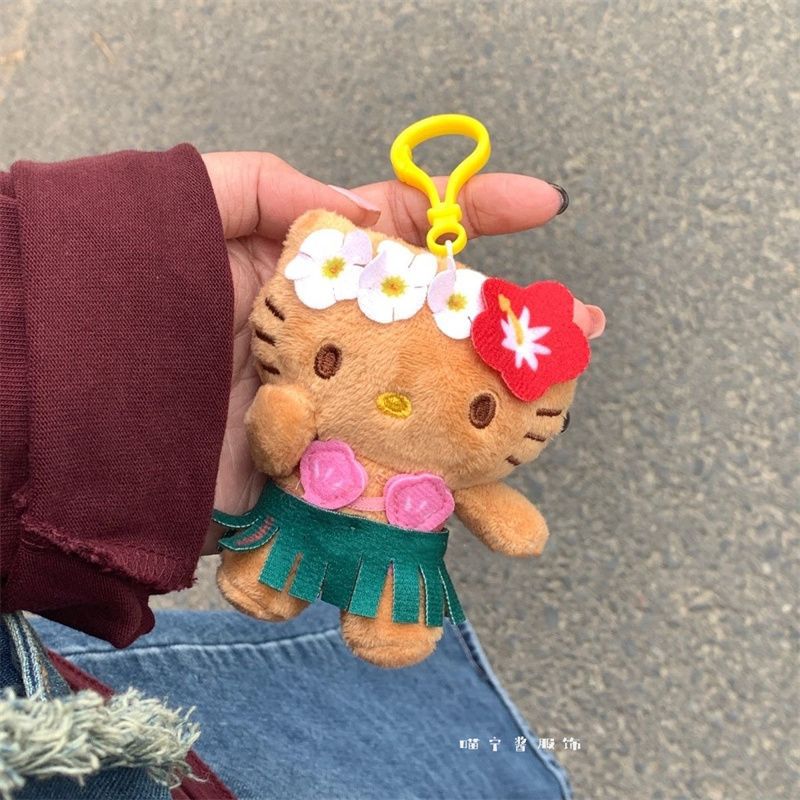 可爱卡通ins夏威夷黑皮Kitty樱花可爱同款挂件毛绒公仔钥匙扣挂件-阿里巴巴