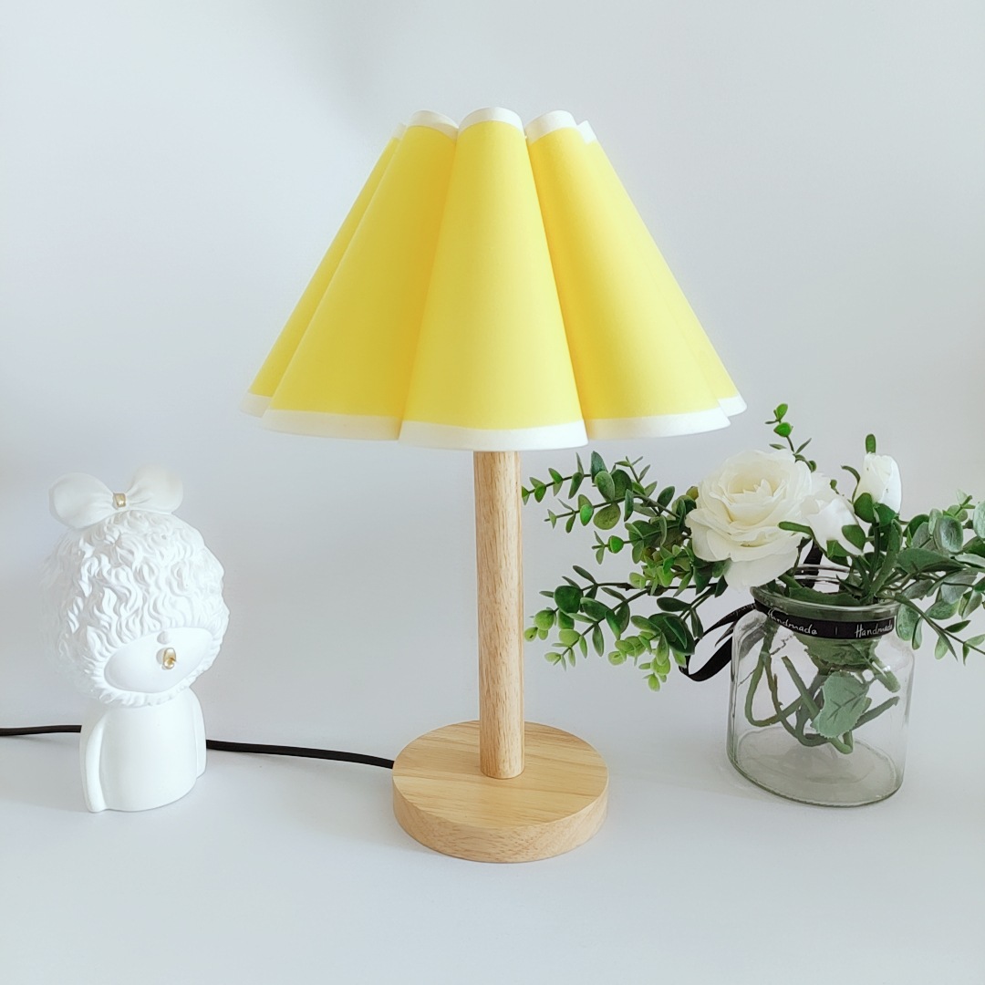 Transfronterizo estilo coreano simple base de madera tela pétalo pantalla dormitorio sala de estar lámpara de mesa Universidad dormitorio lámpara de mesa