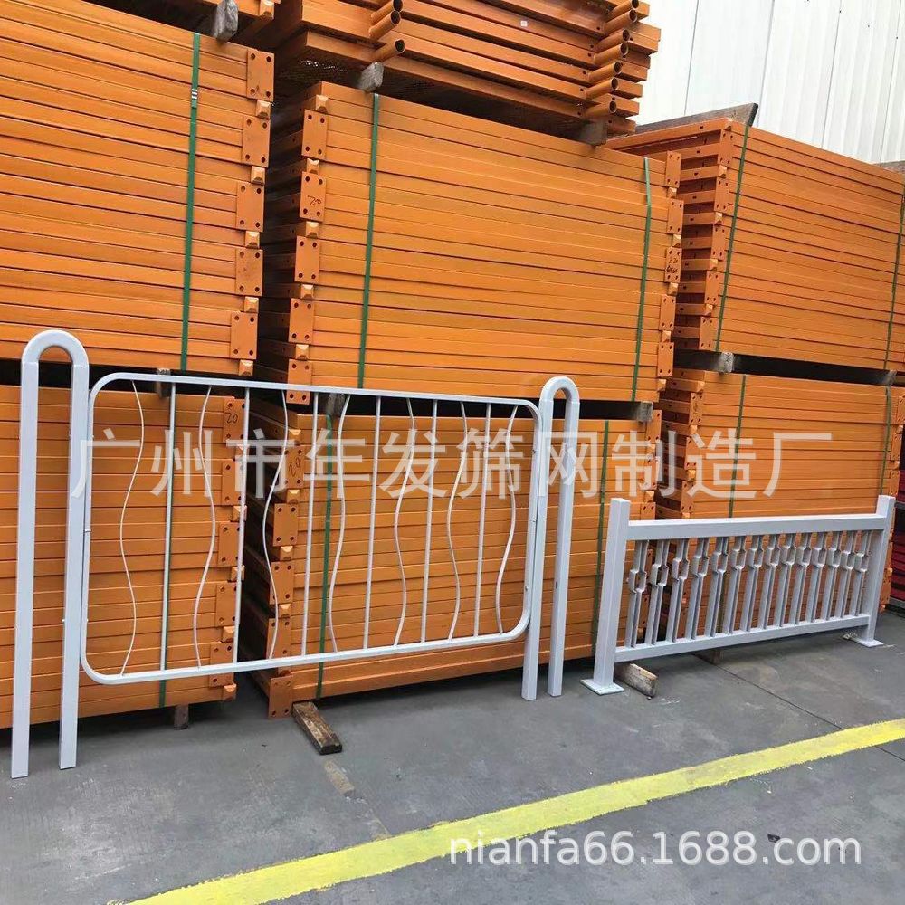 优惠供应异形铁艺道路护栏铸铁马路隔离围栏城市道路中央分隔栏栅