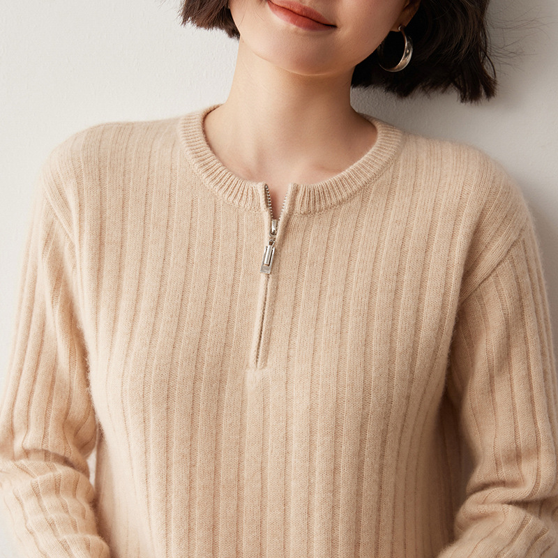 Knitted sweater with a round collar with zipper